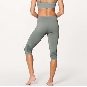Lululemon AWAKENING CROP *17"
COLOUR: GRIS
SIZE 4